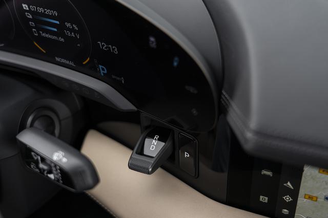 画像: 従来のセレクターレバーの代わりにディレクションセレクタースイッチが備わる。