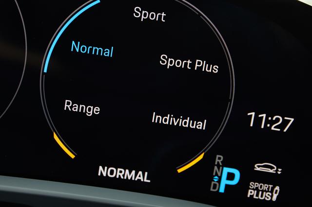 画像: ドライビングモードは5種類。レンジは最高速度が90~140km/hに制限される。