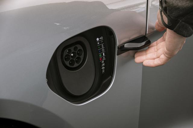 画像: 手の動きによって給電口のトビラが開く電動充電ポートドアを採用。