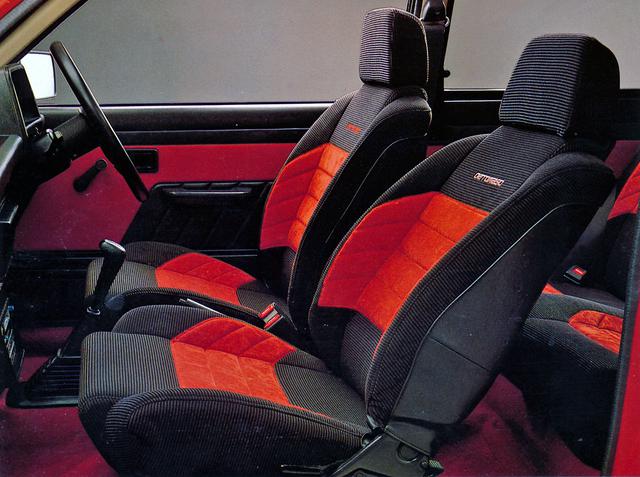 画像: フルファブリックのシートも専用のバケットタイプ。シートバックには「DE TOMASO」のロゴが入る。