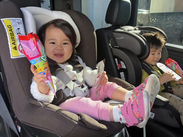 画像: 車内で飽きたときの気分転換に、子どもに食べ物を与えることも少なくないはず。
