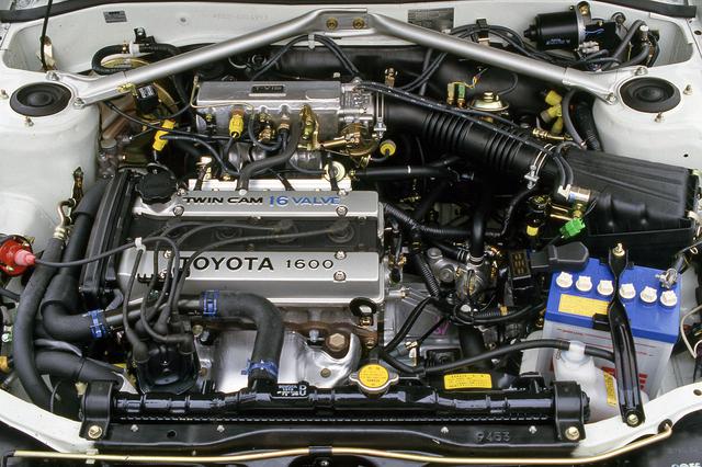 画像: フロントに横置き搭載された4A-GELU。エンジンルーム内にはパフォーマンスロッドも装着。