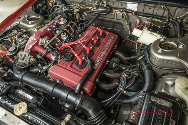 画像: 自然吸気のFJ20型DOHC4気筒16バルブエンジン。イグニッションコイルとハイテンションコードは米・アクセル製。エキゾーストマニフォールドがノーマルから変えられているのが分かる。