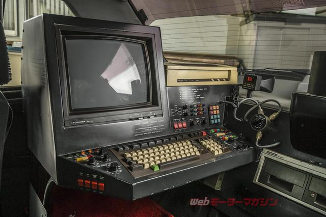 画像: 後席用のコンピューターやモニター、プリンター、フロッピーディスクドライブはいずれも東芝製。当時の最新式のパソコンだ(当時は「マイコン」と呼ばれた)。右手の円形ダイヤル状のものはWELZの同軸切替機・CH-20A。