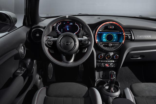 画像: MINI ジョンクーパーワークス GPのインテリア。ダークカラーとレーシングモデルに相応しい素材の組合せ、そして高品質なパーツによって、スポーティさと上質さを融合させた贅沢な空間となっている。
