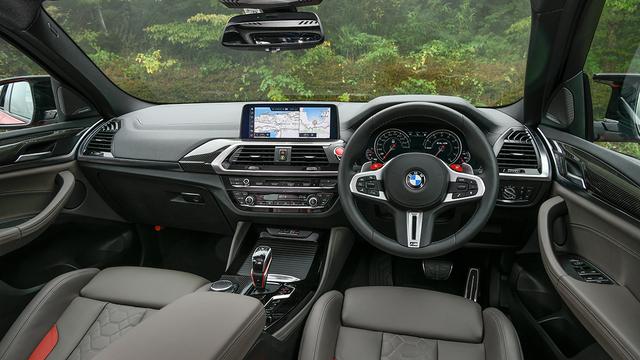 画像: BMWらしいスポーティな中に機能性も追求したインテリア。HDDナビゲーションシステムは、10.25インチの高解像度カラーワイドディスプレイを採用している。