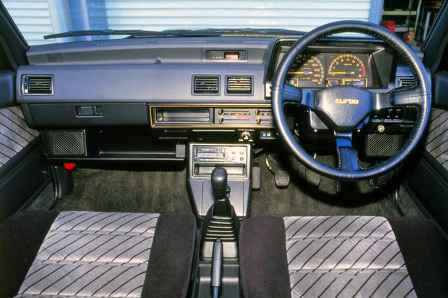 画像: 3本スポークステアリングはターボ専用デザイン。前席はスポーツシートとなる。