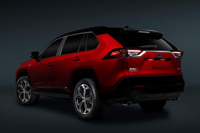 画像: 2020年夏に日本市場へ投入されるというトヨタRAV4のPHVモデル。電気式4WDを採用する。