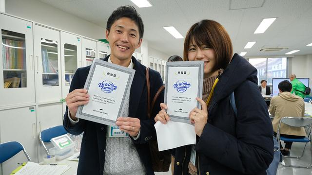 画像: 参加証スタンプをもらいホッと一息した「首都高ドライブ講座」参加者。安全運転でドライブを楽しんで下さい。