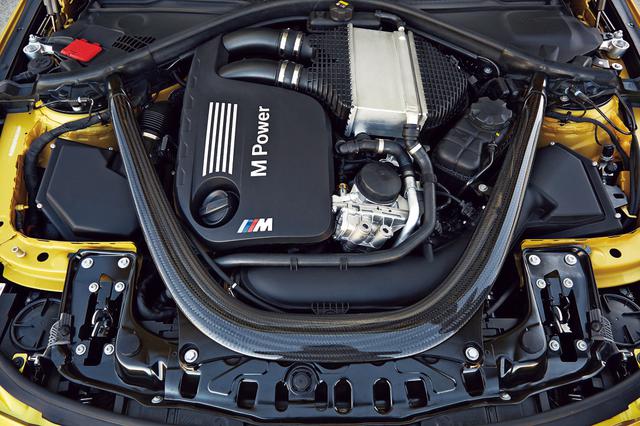 画像: 先代(E90/E92)のV8DOHCエンジンに代わり搭載されたS55B30A型3L直6DOHCツインターボ。高精度直噴システム、ダブルVANOS、バルブトロニックを組み合わせた新開発のエンジンで、先代モデルを約40%上回る550Nmの最大トルクを発生。M4クーペ/M3セダンともに0→100km/h加速は4.1秒。