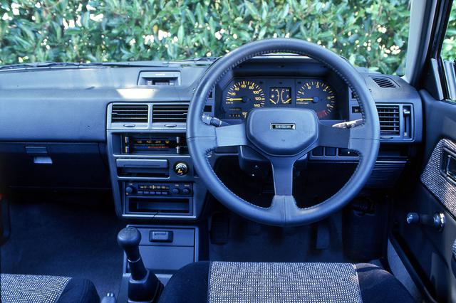画像: 構えず乗れる気軽さが持ち味だが、タコメーターのレッドゾーンは7000rpmからと本格派だ。