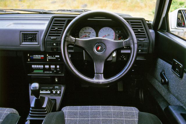 画像: メーターの基本はデジタルだが、NISMOバージョンのみホワイトのアナログメーターを採用した。