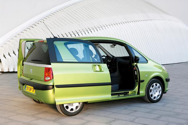 画像: 2002年のパリサロンでショーデビューしたコンセプトカー「セサミ」をベースに、2005年に登場したプジョー1007。ミニバンなどでスライドドアは珍しい機能ではないが、コンパクトカーで運転席/助手席をスライドドアにするアイデアは斬新。