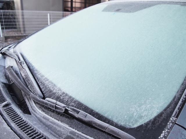 画像: 熱湯をかけるというのは効果的だが、熱湯の温度には注意が必要。熱湯の温度が高いとフロントガラスにヒビが入る可能性もある。