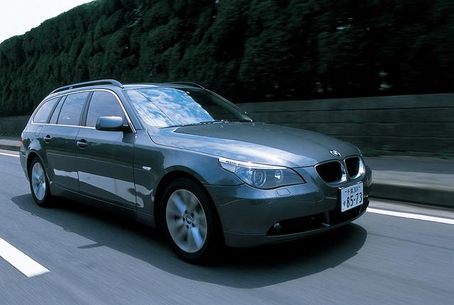 画像: BMW530i ツーリング。オーソドックスだが、均整のとれた美しいプロポーションがプレミアムワゴンらしい艶を見せる。