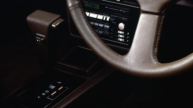 画像: ハイソカーの代表格70系トヨタ クレスタ(1984年~1989年)に搭載された4速AT(オーバードライブ付)。高級感とMT車に負けないスポーツライクな走りで、AT車の魅力を多くの人に知らしめた。