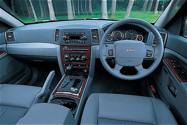 画像: グランドチェロキー リミテッド5.7のインパネまわり。機能優先で乗用車感覚。