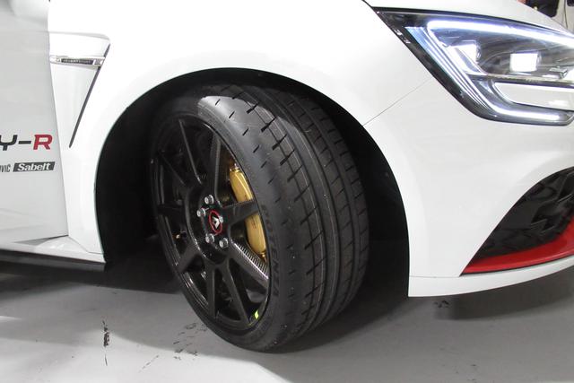 画像: 専用開発されたブリヂストン ポテンザ S007 RS。サイズは245/35R19