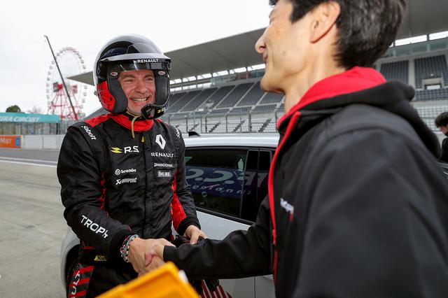 画像: ルノースポール開発ドライバーの面目躍如、ファーステストラップを出して満面の笑みを浮かべるウルゴン氏。