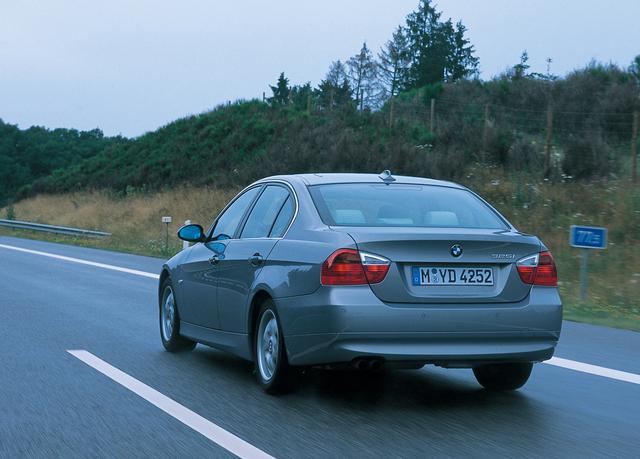 画像: BMW325i。E90型の代表車種になるのではないかと思うほどバランスがよかった。アウトバーンの速度無制限区間でも試乗することができた。200km/hまでは一気に加速するが、そこから230km/hくらいまでジワジワと伸びていく感じだ。