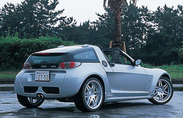 画像: 2005年に登場したスマートBRABUSの第2弾。試乗したのはスマート・ロードスタークーペ BRABUSエクスクルーシヴ。ソフトトップは10秒でオープン可能。左右のルーフフレームを外すとフルオープンに変身する。