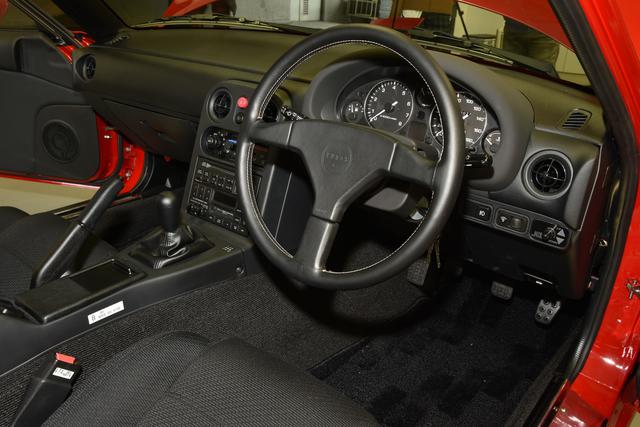 画像: 新車のようなインテリアに生まれ変わった室内。フロアマットも高級感が増した復刻品。オリジナルより素敵かも!