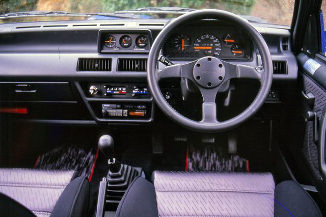 画像: ダッシュ上の3連メーターや革巻きステアリングが専用装備。タコメーターは7000rpmからレッドゾーン。