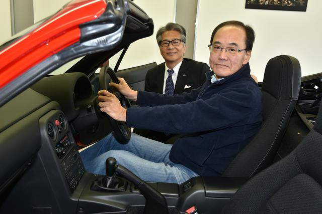 画像: オーナーの板垣さんと山本アンバサダー。納車以降もお付き合いは続いていく。