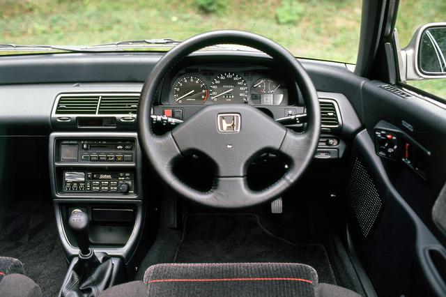画像: タコメーターに記されたレッドゾーンは驚異の8000rpm(!)。ホンダらしい設定で心が躍った。