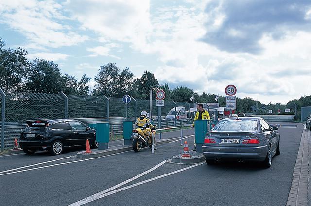 画像: ノルドシュライフ(ニュルブルクリンク北コース)は、まず入り口ゲートでチケットを差し込み周回料を支払ってからコースインする。1周するごとにこの手順が繰り返される。といっても全長20.8kmを回ってくるのには新型M5でも8分以上かかる。オートバイやバスも走れる。