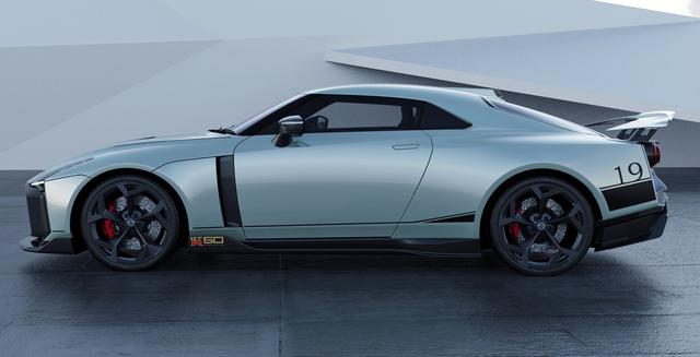 画像: ボディカラーはミントの日産 GT-R50 by イタルデザイン。ボディに描かれた「19」の数字は、「日本一速い男」星野一義が好んで付けたゼッケン番号と同じだが・・・。