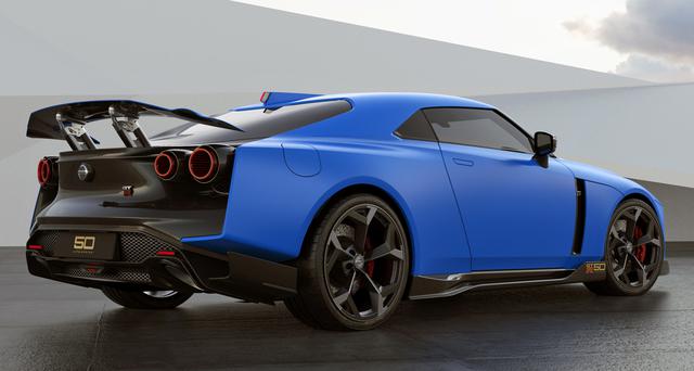 画像: ボディカラーはブルーの日産 GT-R50 by イタルデザイン。大きな可変式リアウイングが目立つリアビュー。