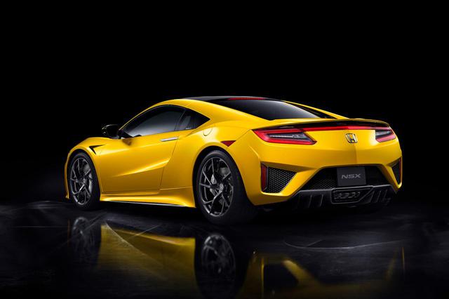 画像: 眼にも鮮やかなホンダ NSXに追加された新ボディカラー「インディイエローパールII」は有料色で8万8000円高となる。