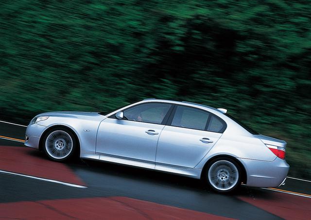 画像: BMW525i。3Lストレート6を搭載、5シリーズにはそのほか、トップグレードとしてV8エンジン搭載の545iがラインアップされている。