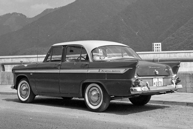 画像: テールフィンやラップラウンドのリアウインドーなど、当時のアメリカ車のテイストを取り入れたスタイリング。
