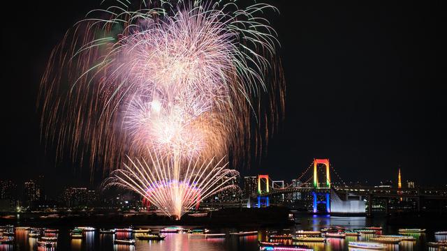 画像: 2019年12月7日(土)の点灯式で行われた「お台場レインボー花火2019」とのコラボ。