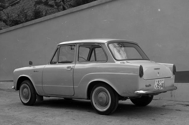 画像: テールランプは、当時のモデルに多く採用されていた縦型の小さなもの。ウインカーとストップランプも一体だった。