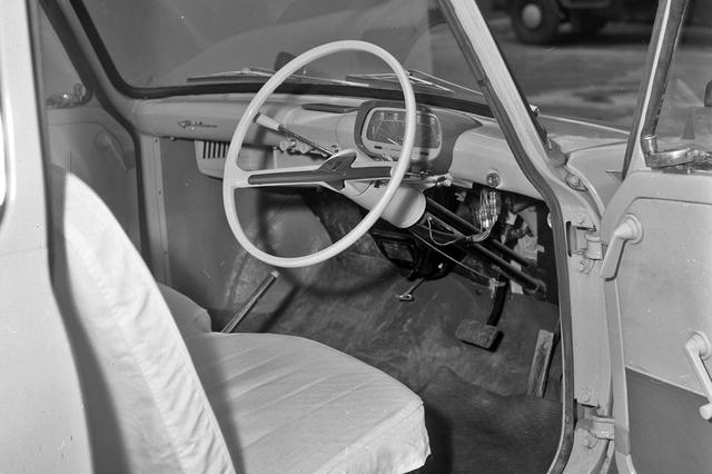 画像: 写真は1962年に追加されたAT(トヨグライド)搭載車。2ペダルのインテリアがシンプルだ。