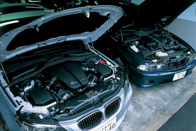画像: 新旧M5を比較。左がE60型M5のV10DOHC 4999ccエンジン、右がE39型M5のV8DOHC 4941ccエンジン。排気量はほぼ同じ。