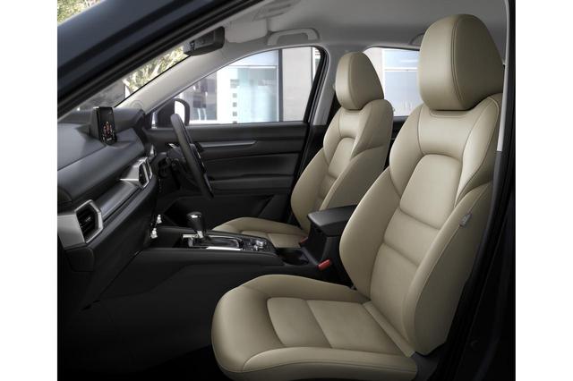 画像: マツダ CX-5の特別仕様車「シルクベージュセレクション」に採用されたベージュ色のシート。中央部にはスウェード調の生地が配置される。