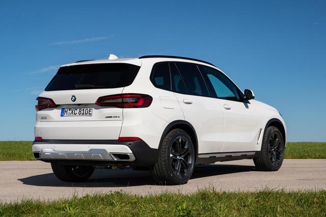 画像: 新型BMW X5で初のプラグインハイブリッドモデル、「X5 xDrive45e」が追加された。