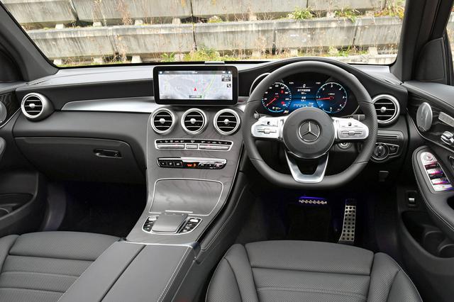 画像: センターダッシュ上部に10.25インチのワイドディスプレイが備わるGLC220dのインテリア。シフトはコラム式AT。