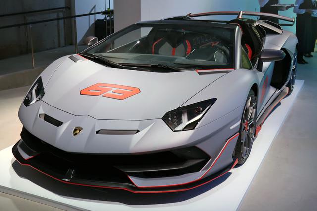 画像: ランボルギーニ設立の1963年を記念して63台のナンバー付きで限定生産されるアヴェンタドール SVJ 63ロードスター。