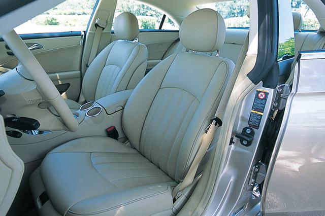 画像: CLS350。傾斜した太いピラー、小さなグラスエリアなど、4ドアセダンデザインのセオリーにとらわれない大胆さがある。