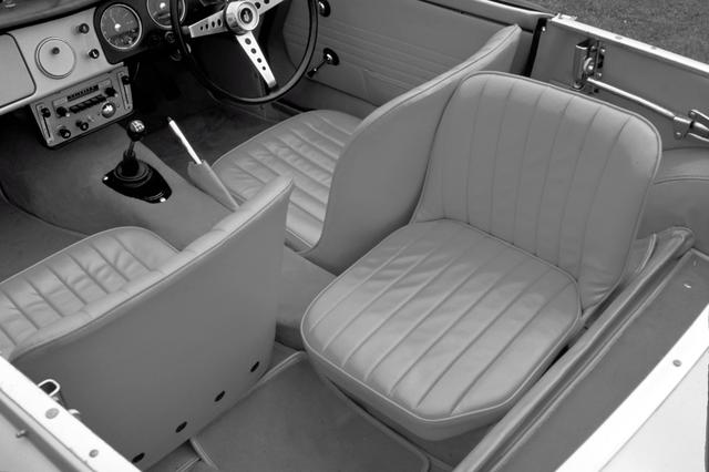 画像: 1964年のマイナーチェンジ前はフロントシートの後ろに横向きのシートが備わる3人乗りだった。