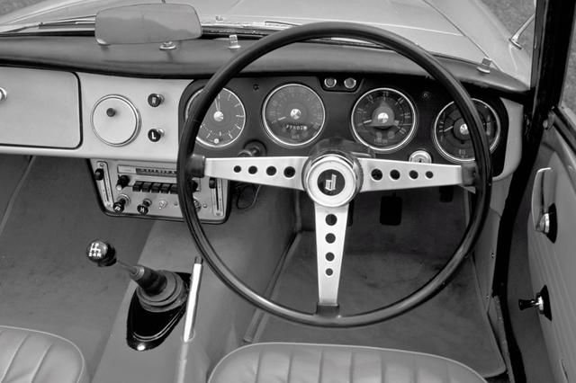 画像: ステアリングの向こうに4連メーターが並ぶ。速度計は180km/hスケール、回転計は5500rpmからレッドゾーン。