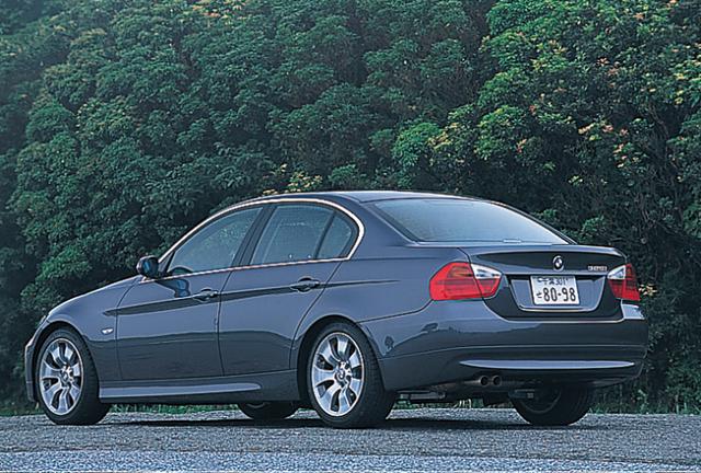 画像: 発表はされていたものの、日本導入がやや遅れていたBMW325i。ダイナミックパッケージ装着車は車高が15mm低くなる。