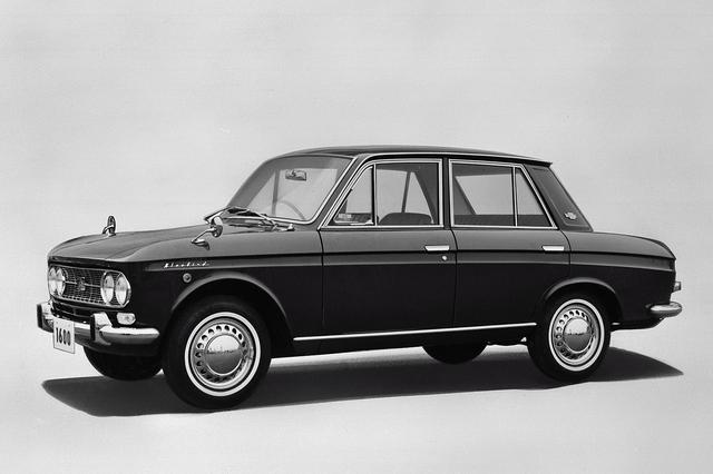 画像: 1965年5月のマイナーチェンジで、グリルなど細部を変更。1.6Lエンジン(90ps)を搭載した写真の1600SSSを追加設定。