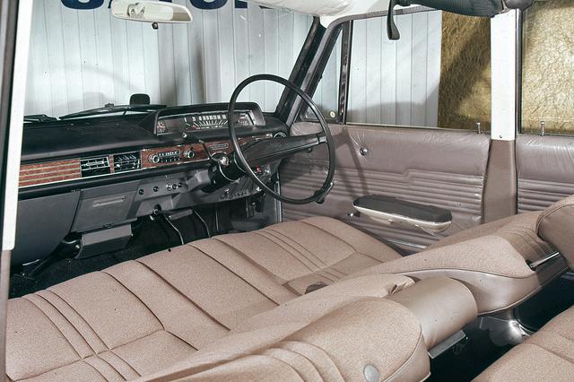 画像: 人間工学的に研究されたフロントシートはベンチシートで、乗車定員は6名だった。
