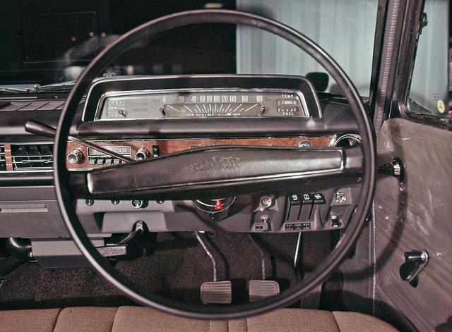 画像: 高級車といえどもメーターはシンプルだった。のちに3速ATも設定されるが、当初はコラムMTだった。